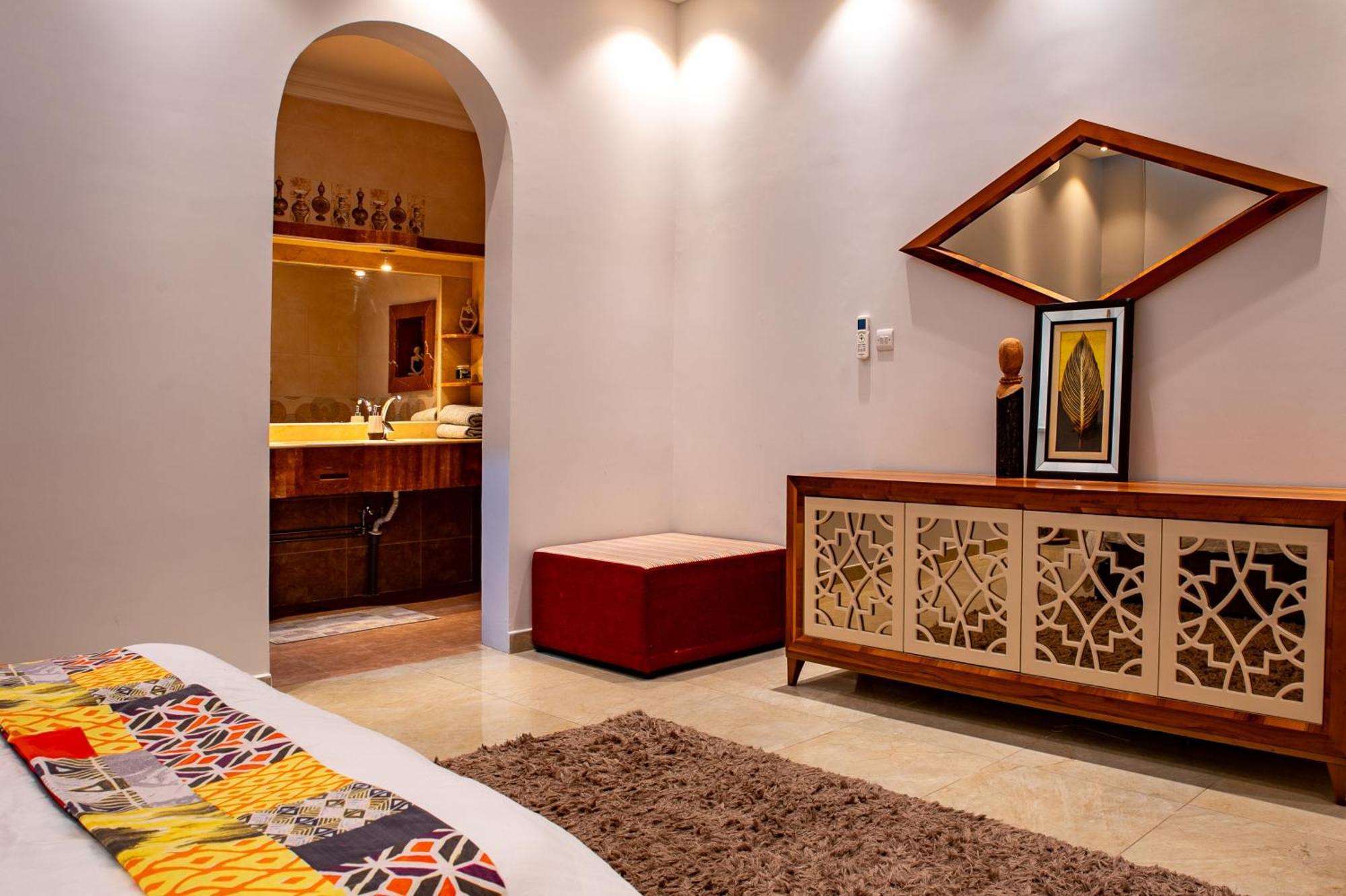 Elegant Garden Stay With 2 Living Areas, 2 Bedrooms, 1 Full And 1 Half Bath For 6 Guests Umm Al Amad Экстерьер фото